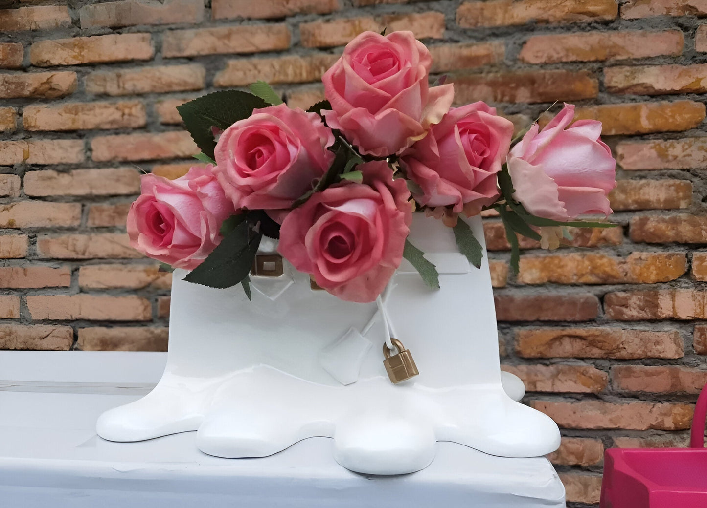 Elegant blomsterkrukke i taskeform