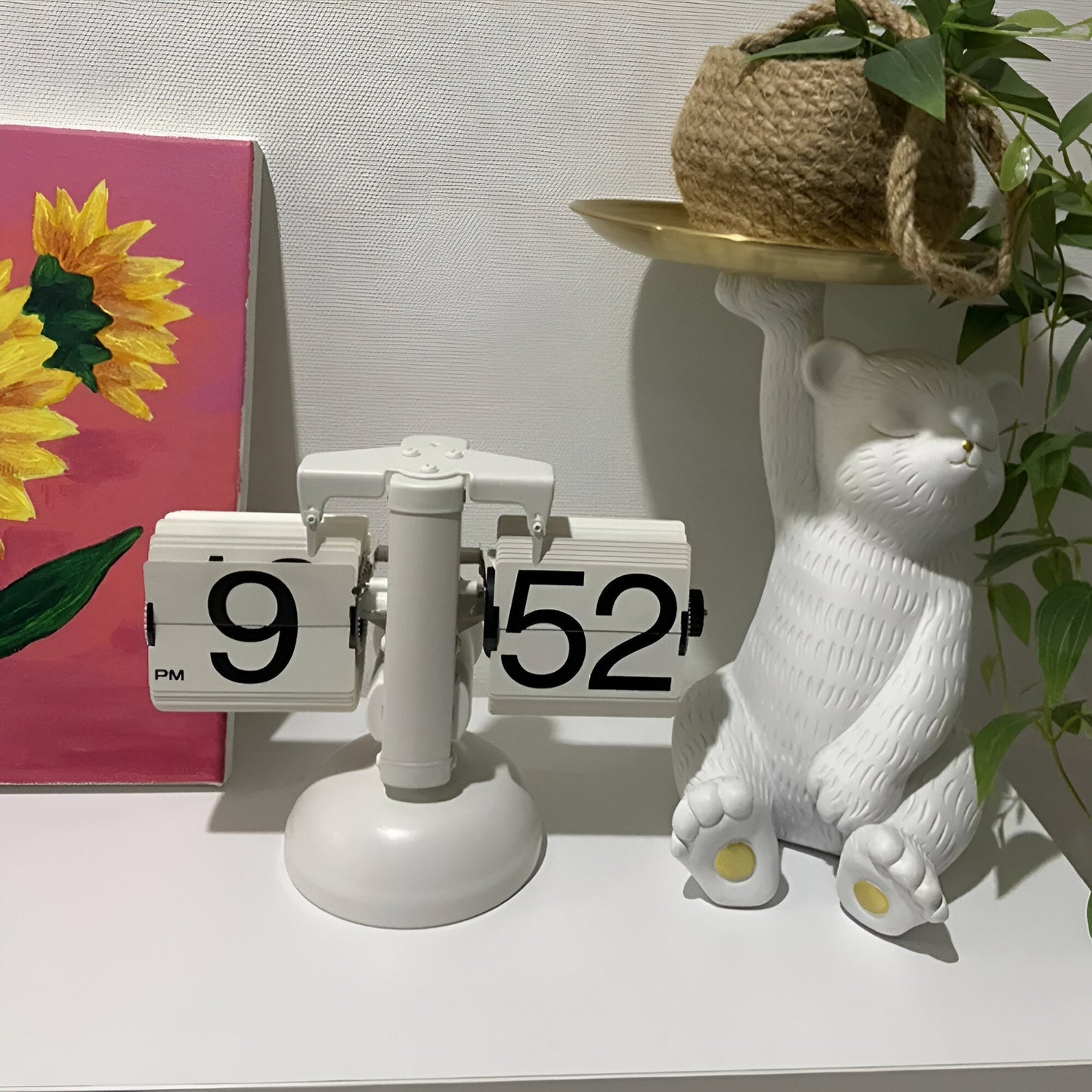 Stilren Flip-Ur med Automatisk Bladring og Retro Design