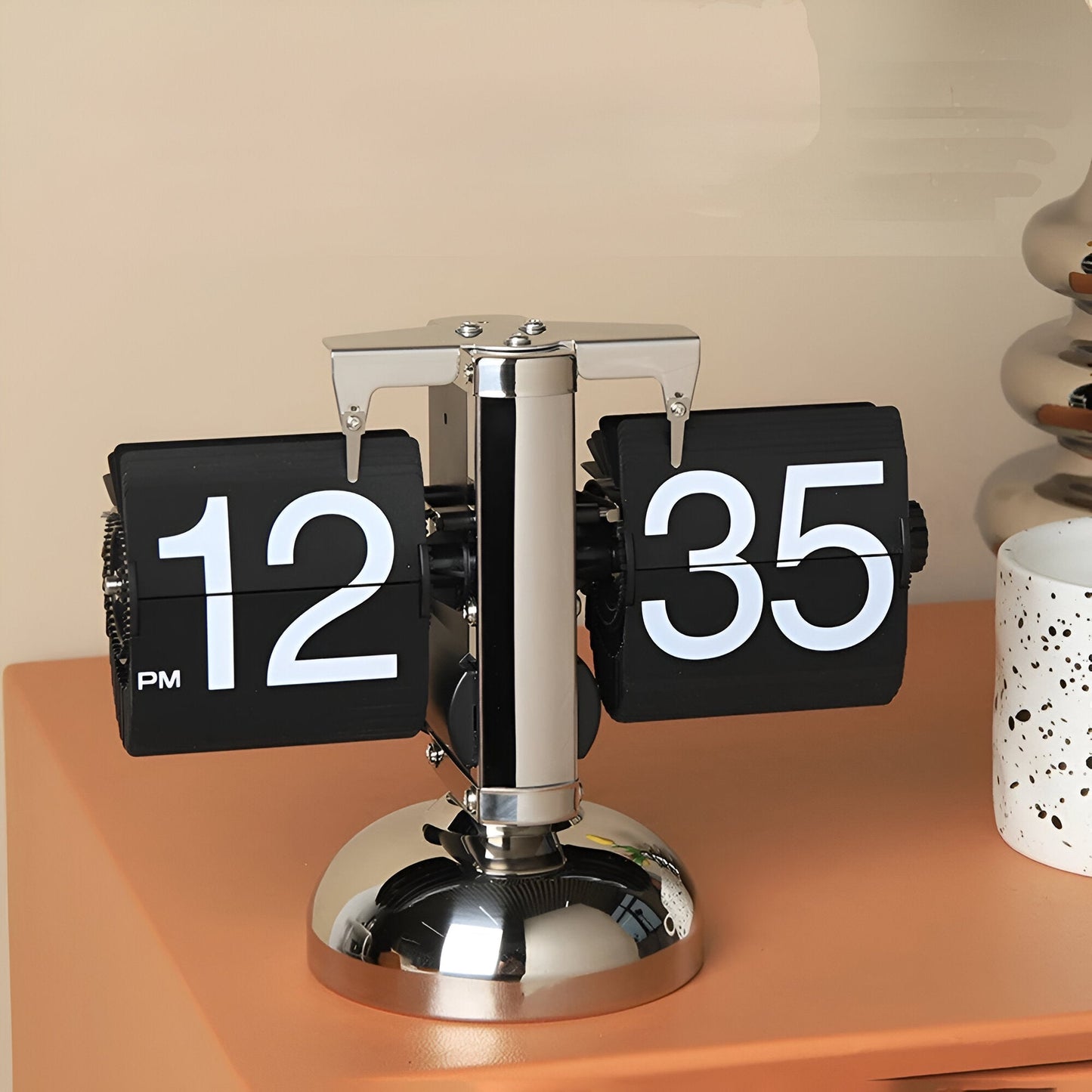 Stilren Flip-Ur med Automatisk Bladring og Retro Design
