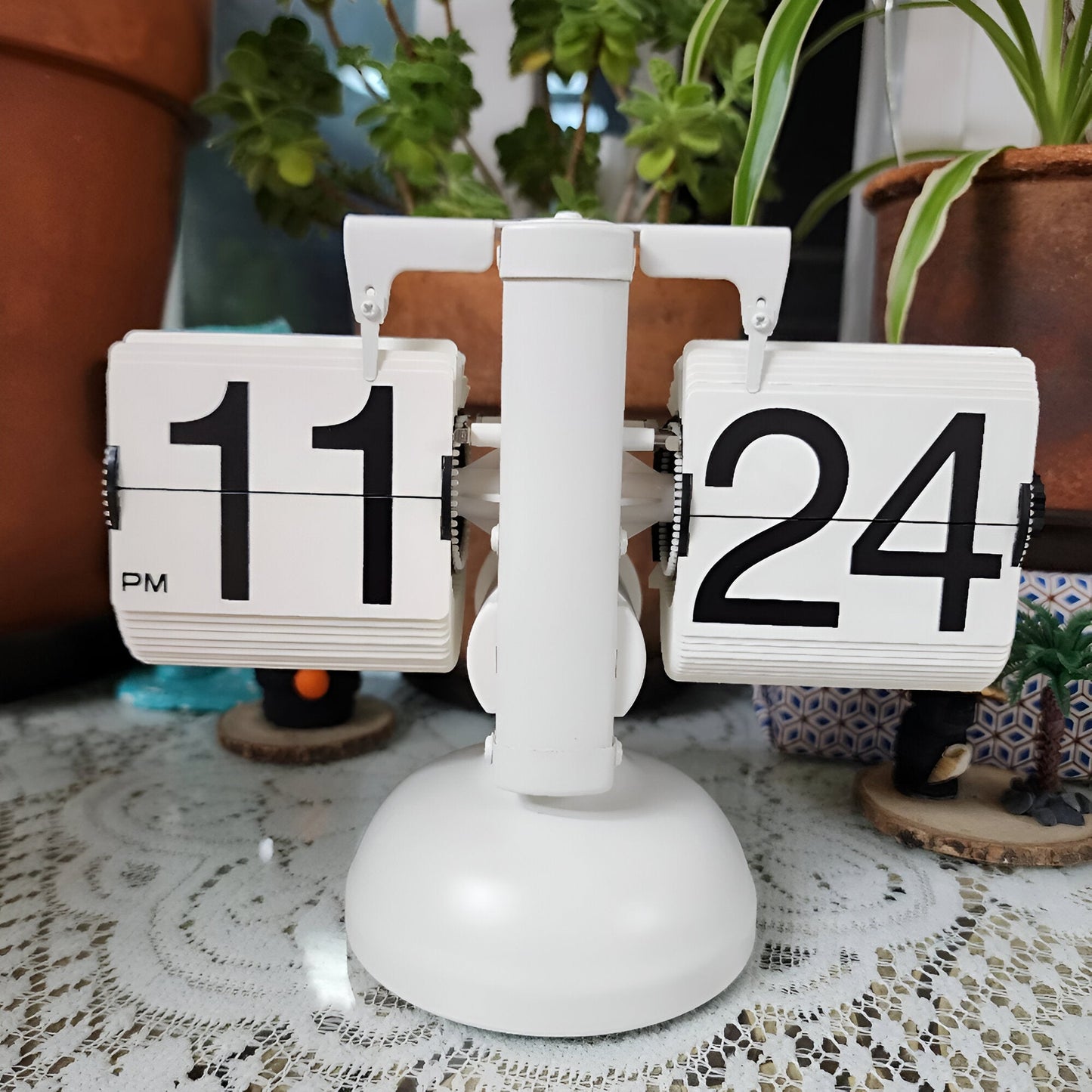 Stilren Flip-Ur med Automatisk Bladring og Retro Design