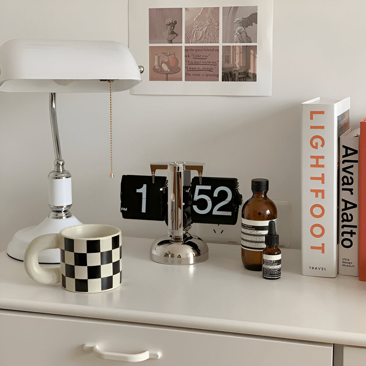 Stilren Flip-Ur med Automatisk Bladring og Retro Design