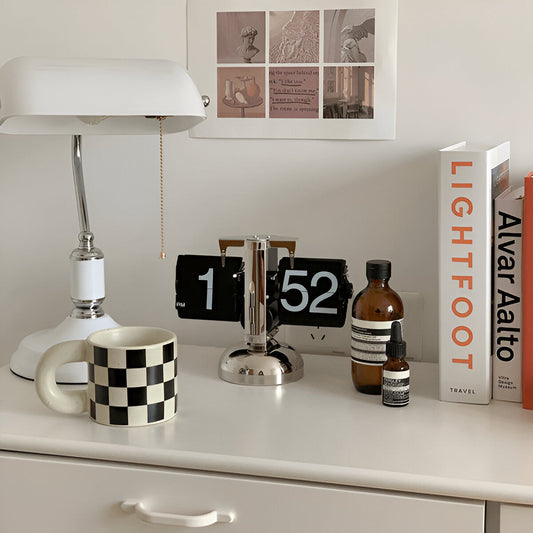 Stilren blädderklocka med automatisk bladning och retrodesign