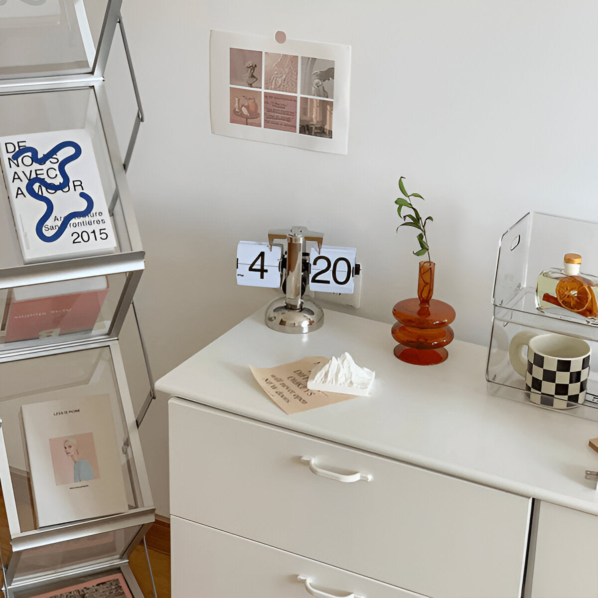 Stilren Flip-Ur med Automatisk Bladring og Retro Design