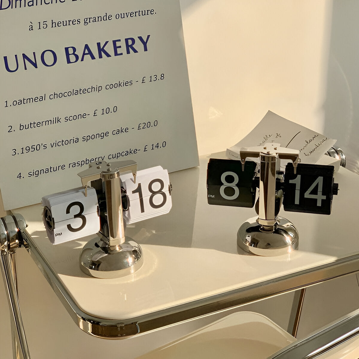 Stilren Flip-Ur med Automatisk Bladring og Retro Design