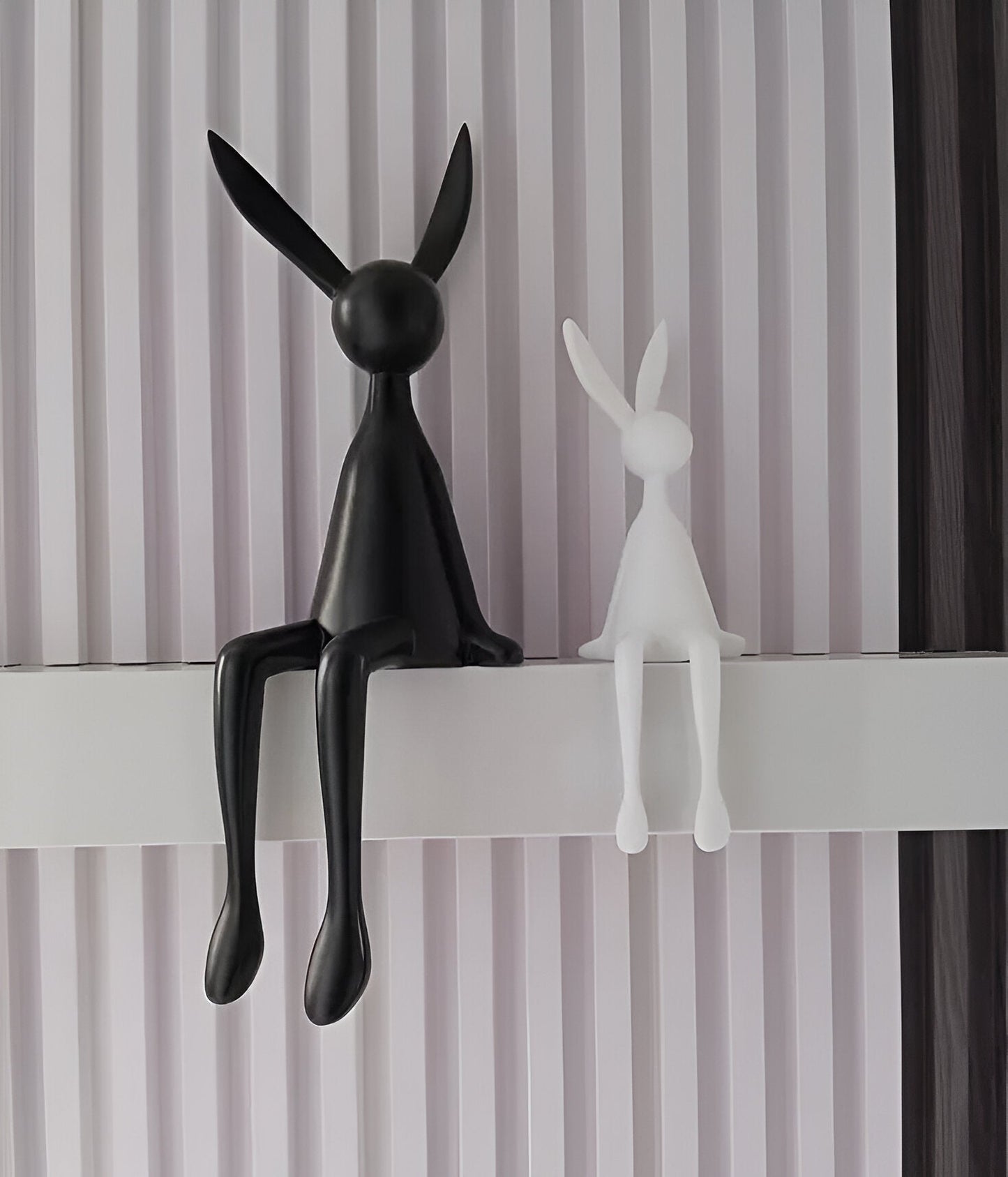 Moderne Påskehare i Elegant Design - Sort/Hvid/Blå