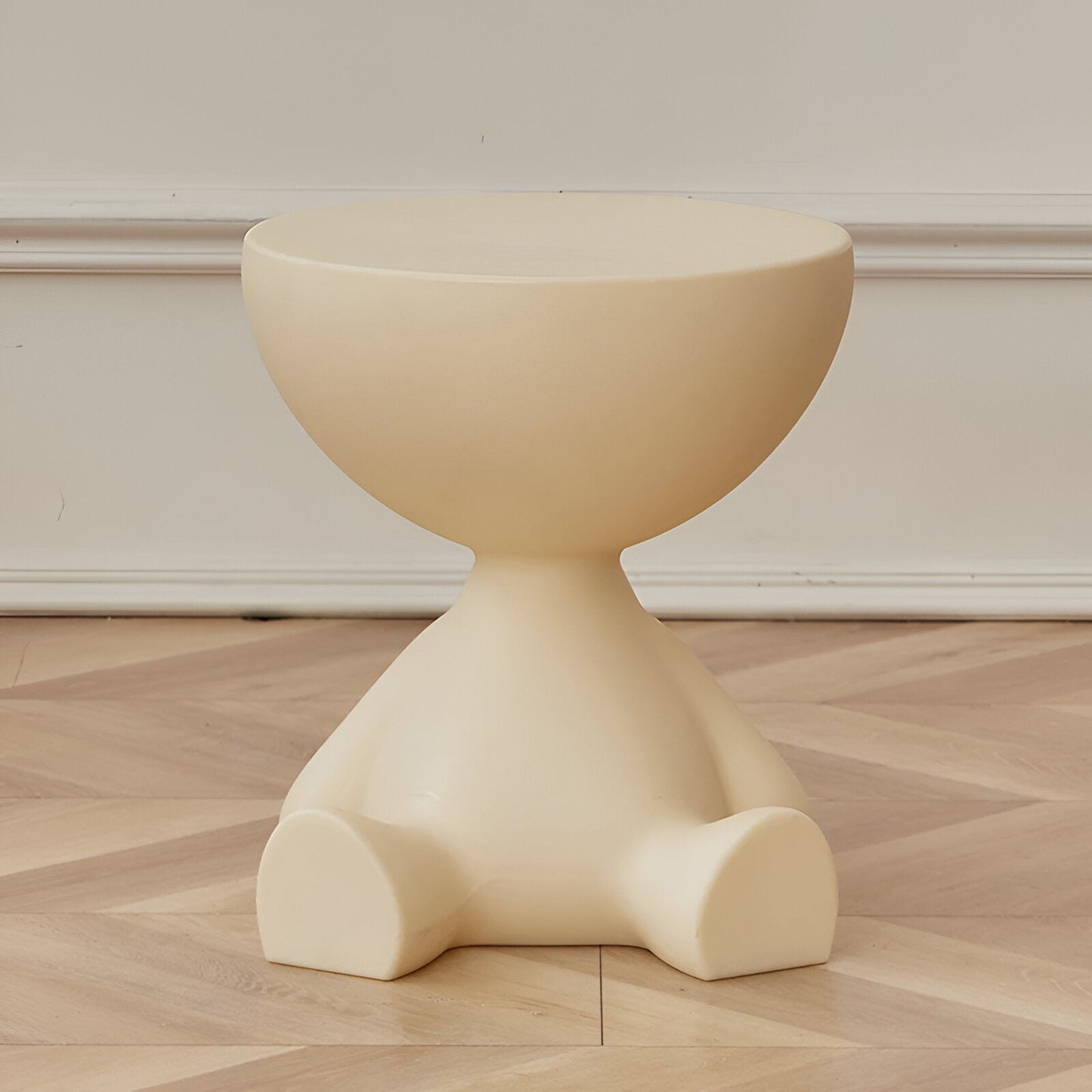 Elegant runt sidobord i creme med multifunktionell design