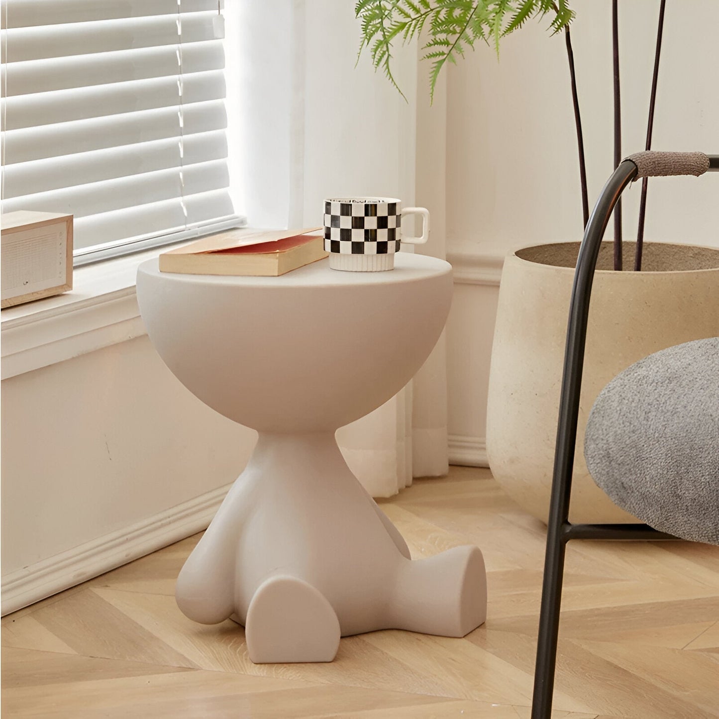 Elegant runt sidobord i creme med multifunktionell design