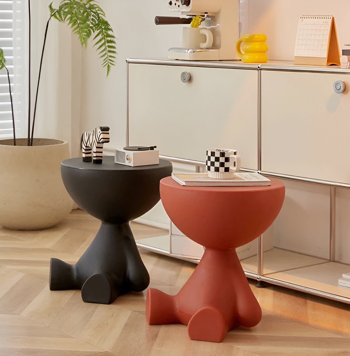 Elegant runt sidobord i creme med multifunktionell design