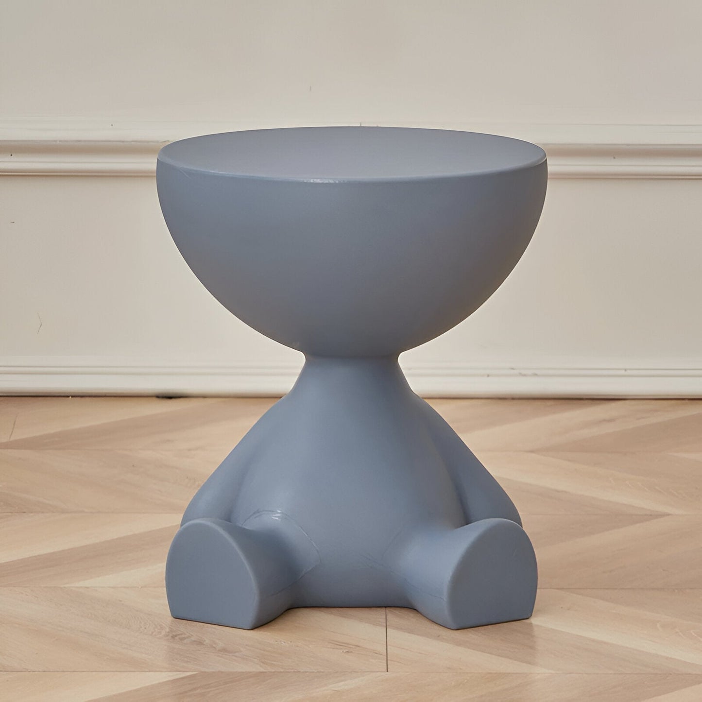 Elegant runt sidobord i creme med multifunktionell design