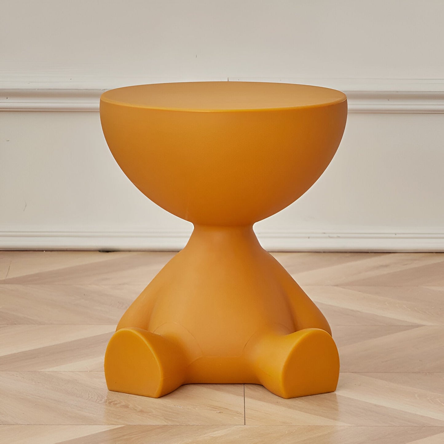 Elegant runt sidobord i creme med multifunktionell design