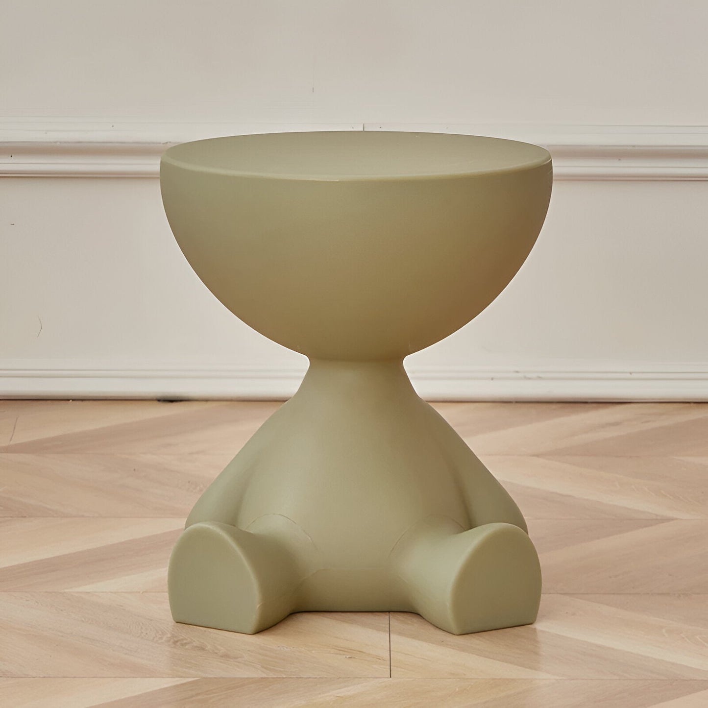 Elegant runt sidobord i creme med multifunktionell design