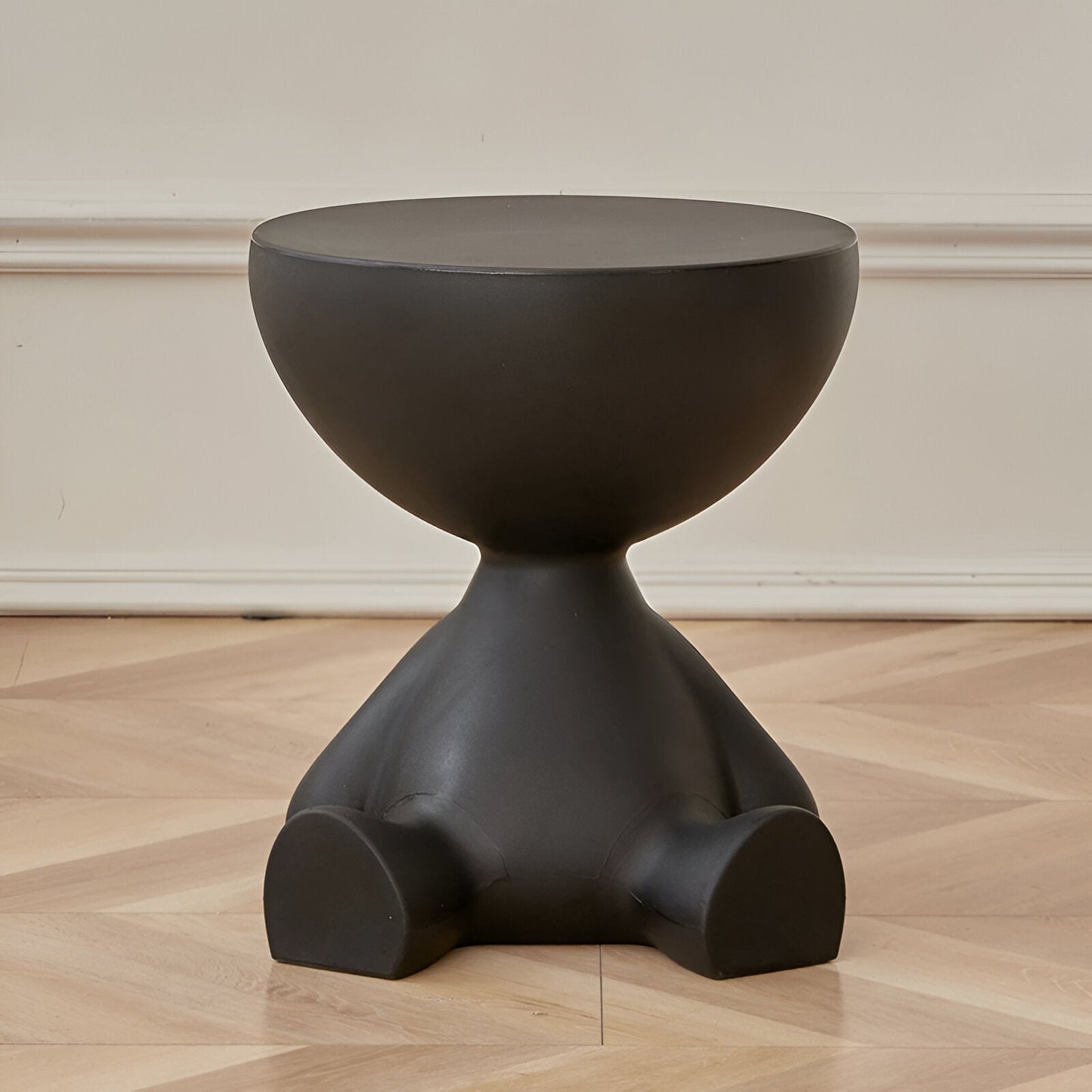 Elegant runt sidobord i creme med multifunktionell design