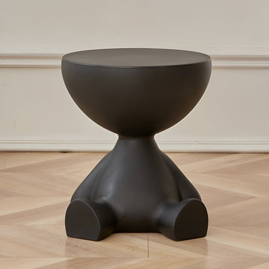 Elegant runt sidobord i creme med multifunktionell design