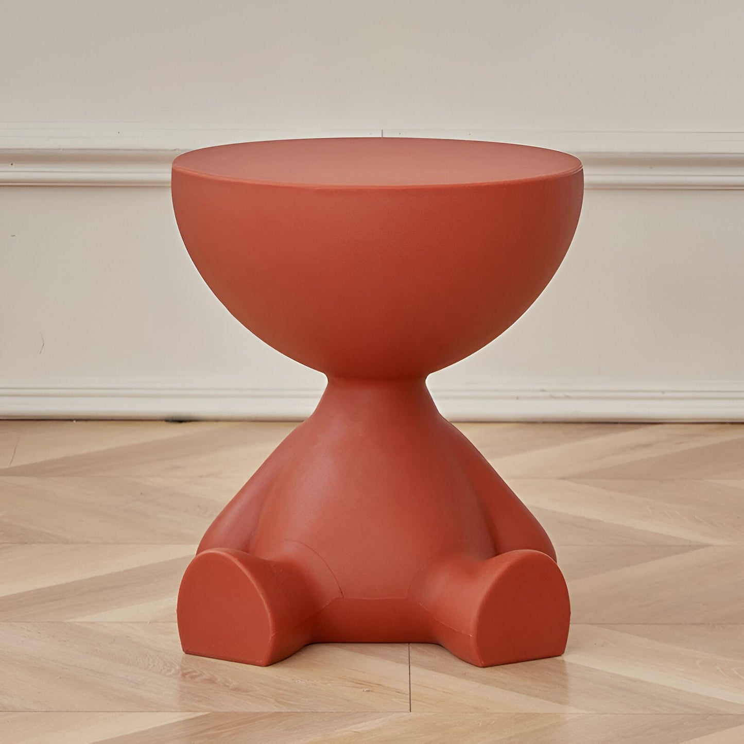 Elegant runt sidobord i creme med multifunktionell design