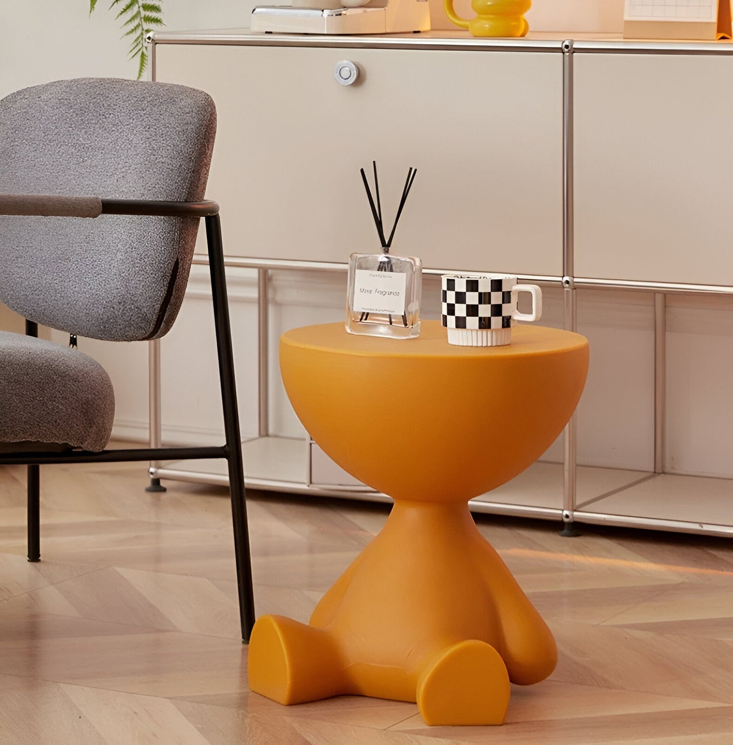 Elegant runt sidobord i creme med multifunktionell design