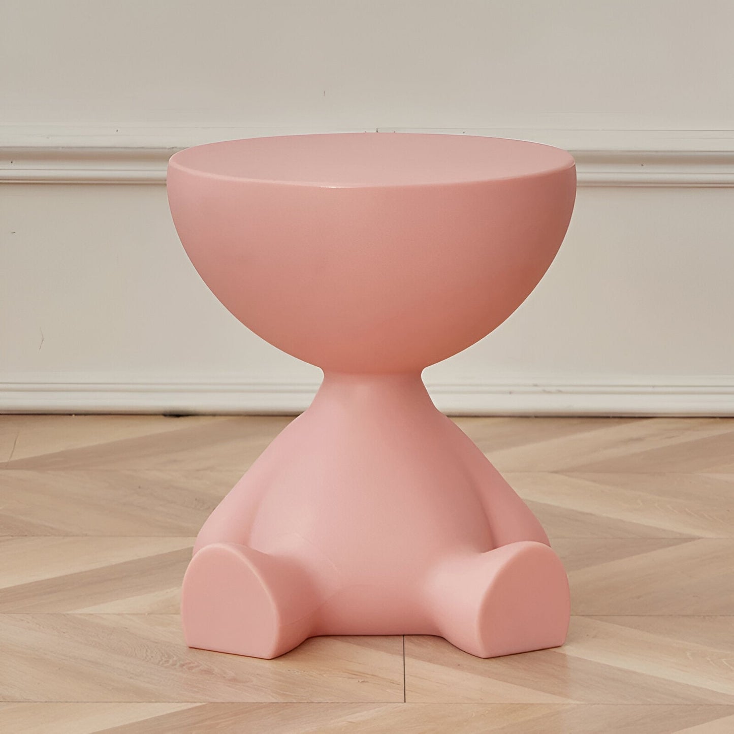 Elegant runt sidobord i creme med multifunktionell design