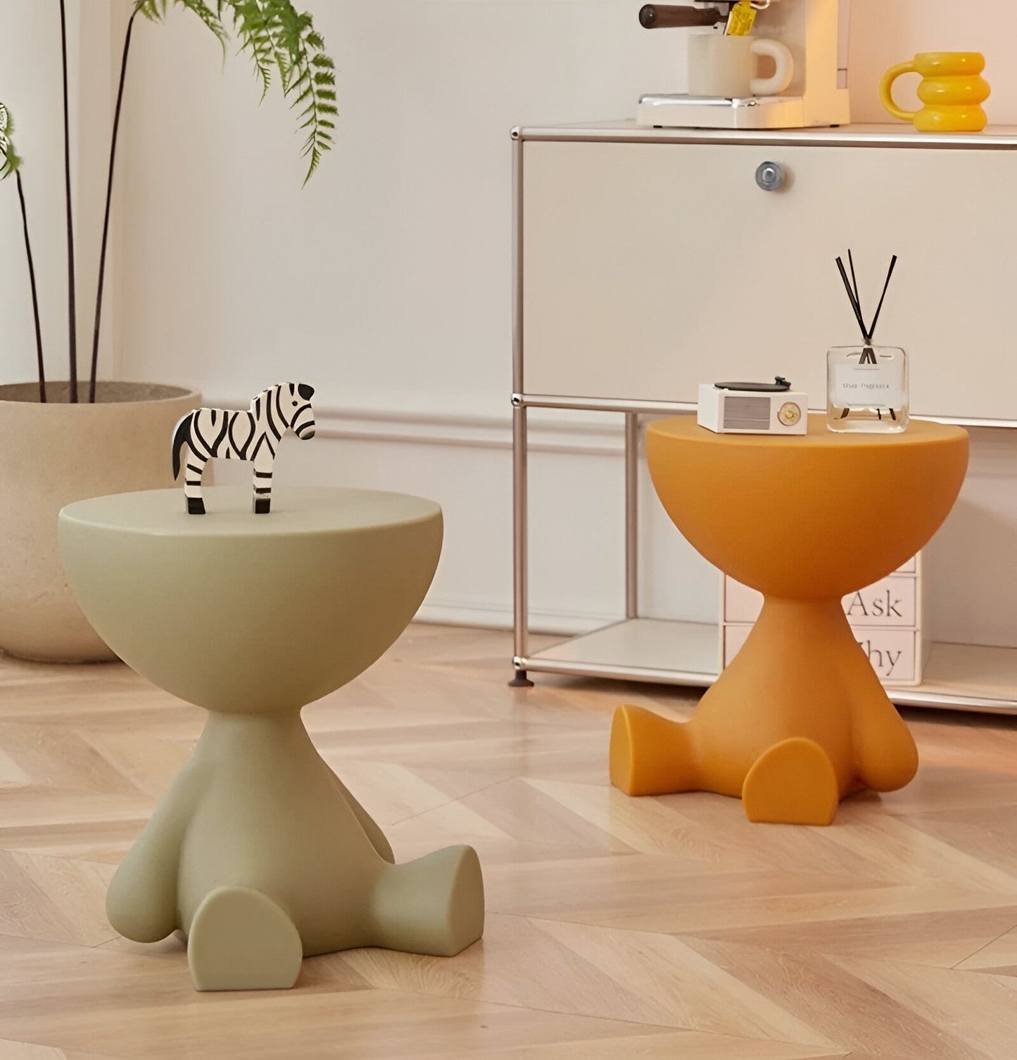 Elegant runt sidobord i creme med multifunktionell design