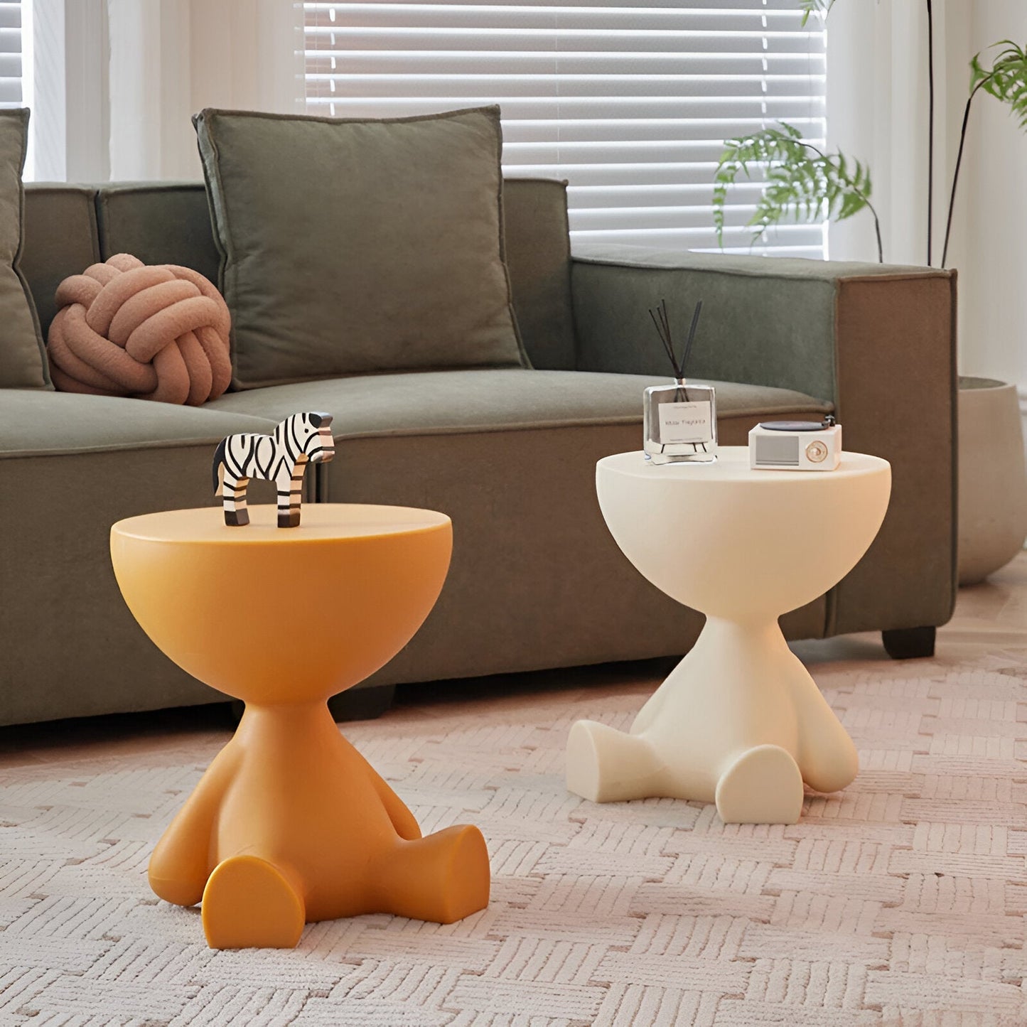 Elegant runt sidobord i creme med multifunktionell design
