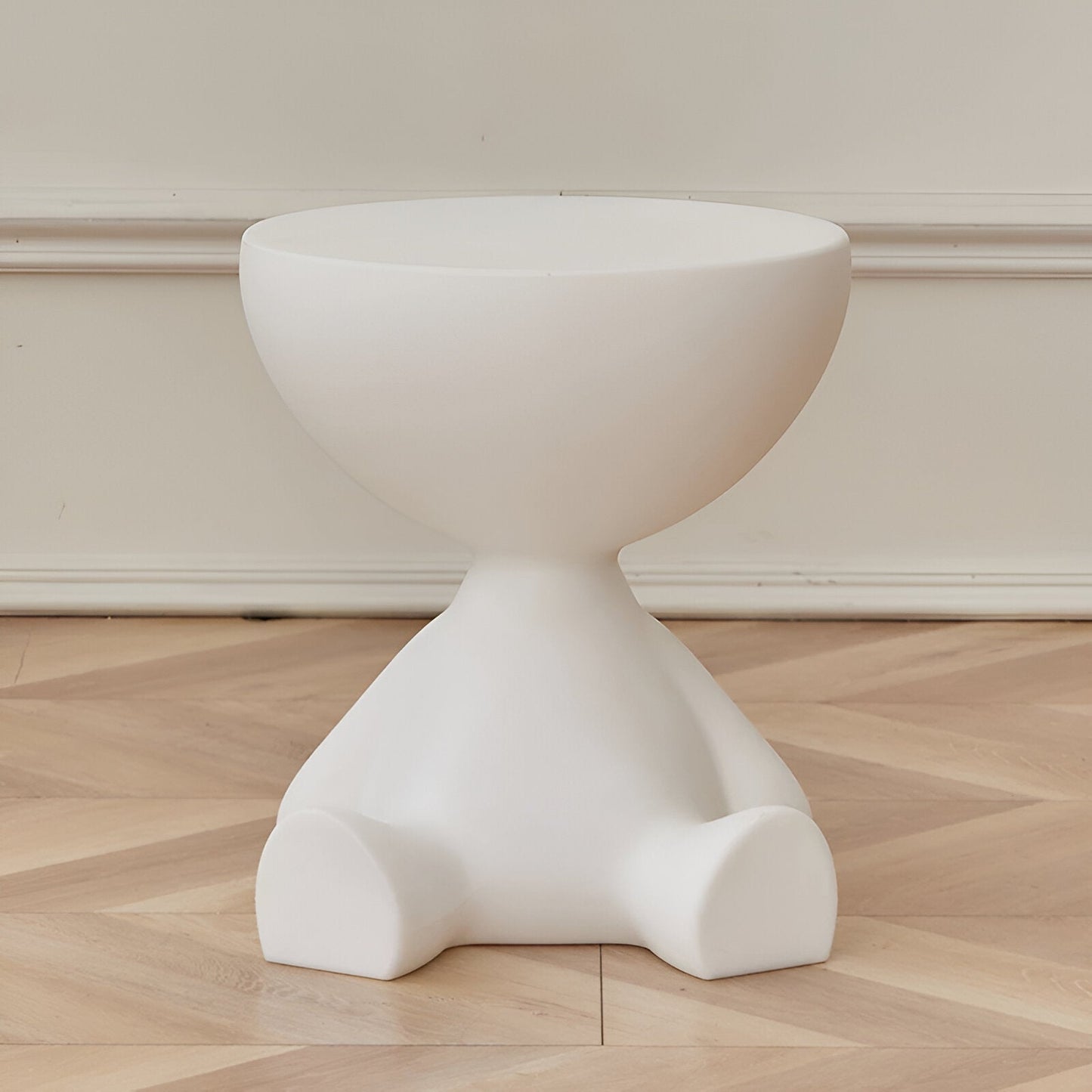 Elegant runt sidobord i creme med multifunktionell design