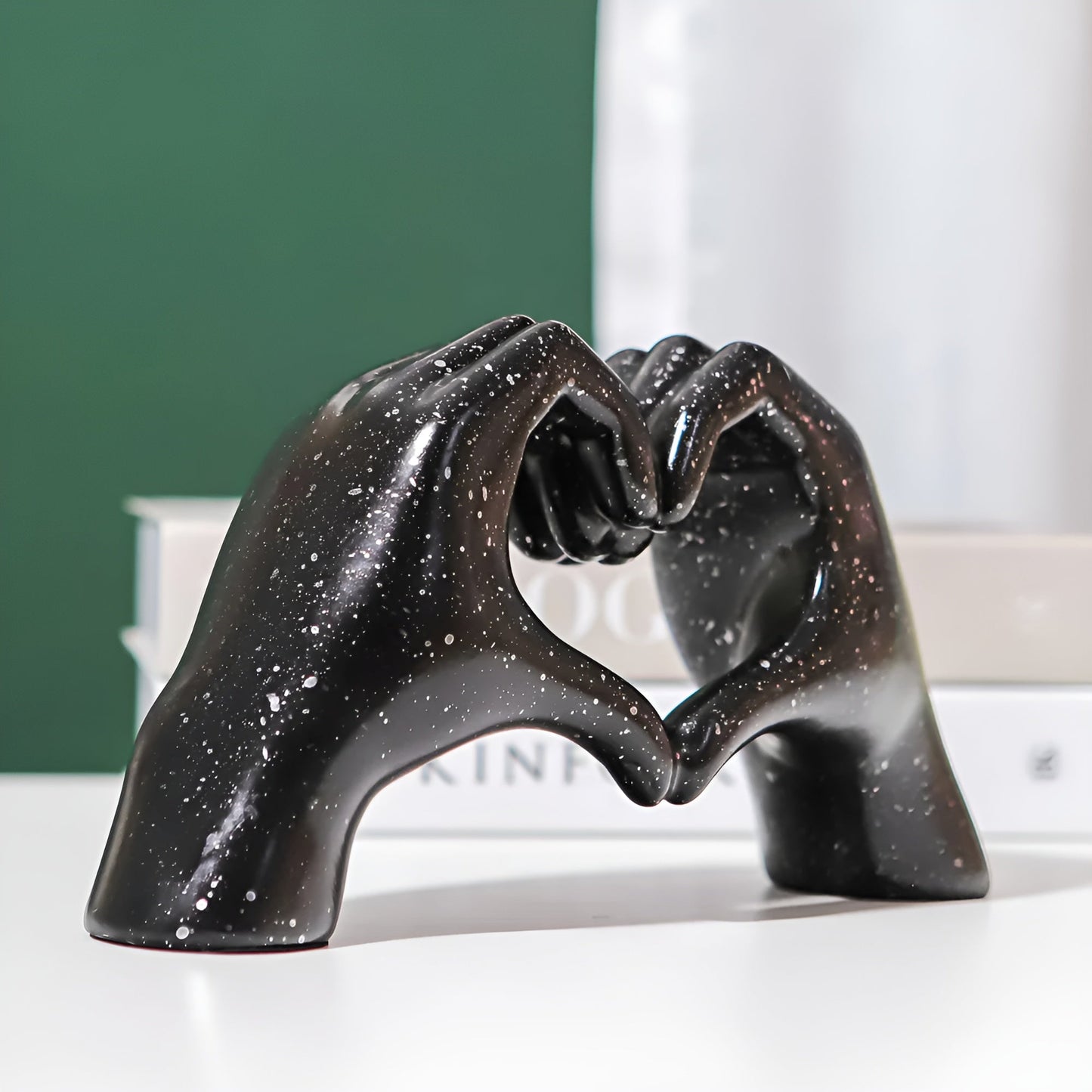 Moderne Håndskulptur – Evig Kærlighed i Elegant Design
