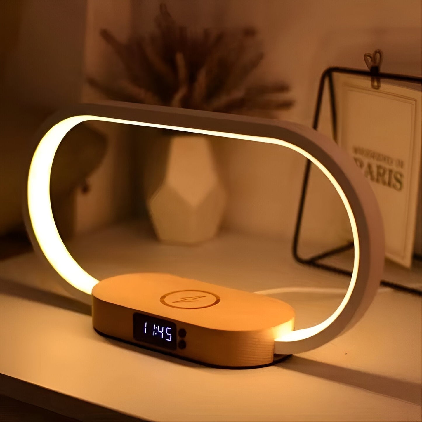Elegant nattlampa med snabb laddning och digital klocka