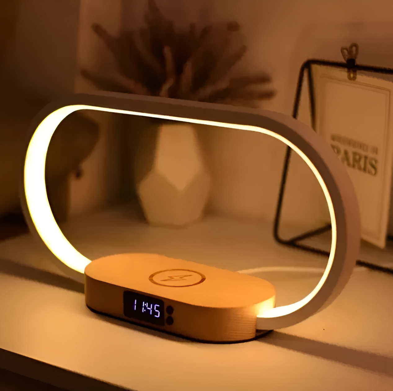 Elegant nattlampa med snabb laddning och digital klocka