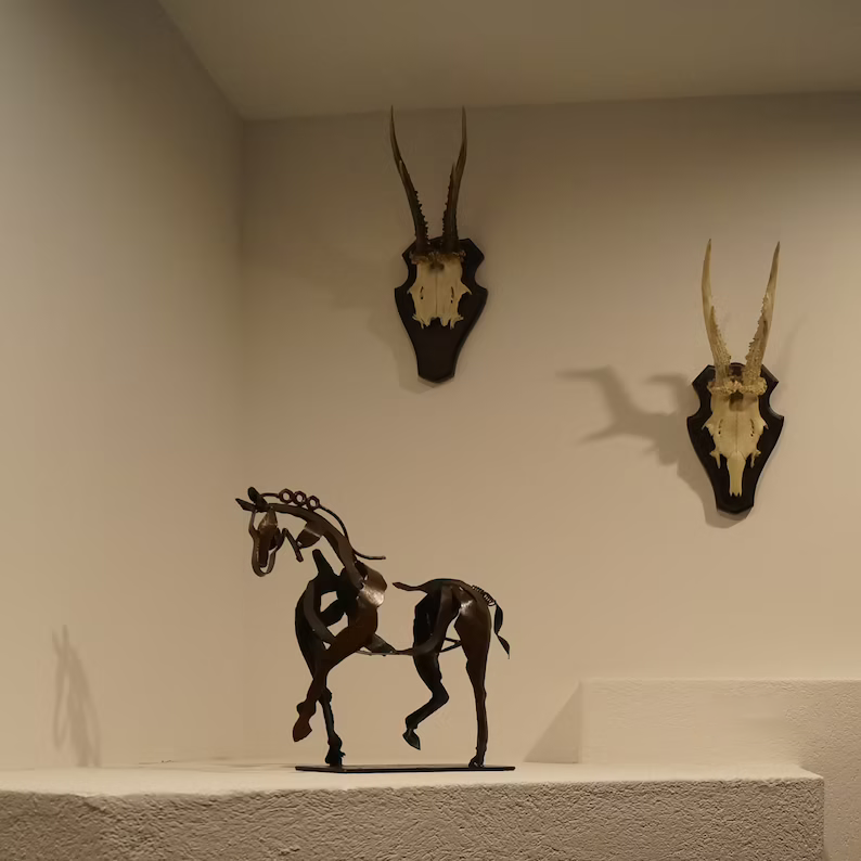 Handgjord järnhästfigur