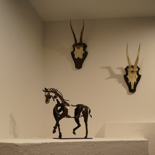 Handgjord järnhästfigur