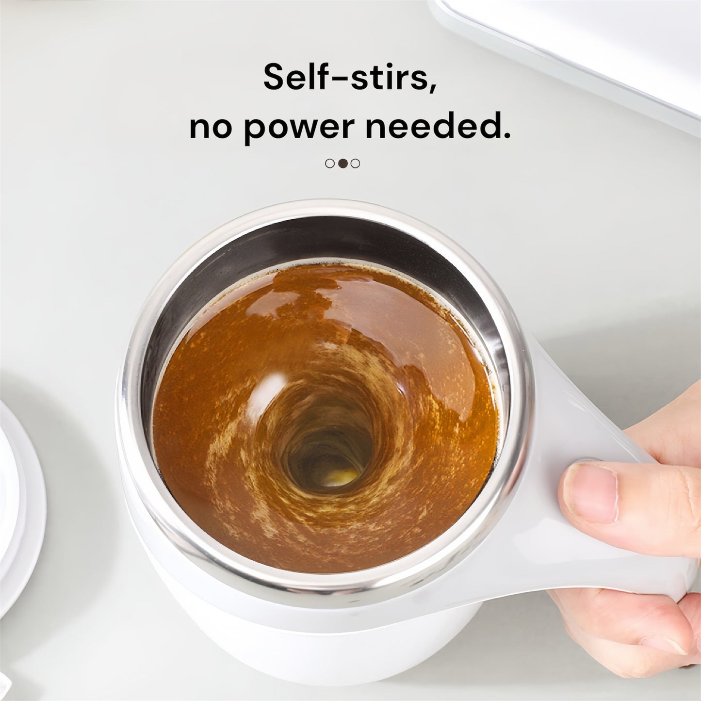 Magnetisk självrörande kopp för kaffe och te på resan