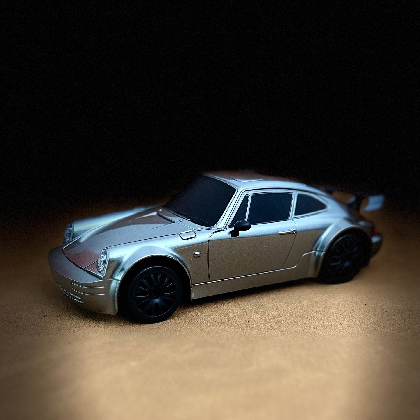 RC-driftbil med retrodesign för lek och skoj