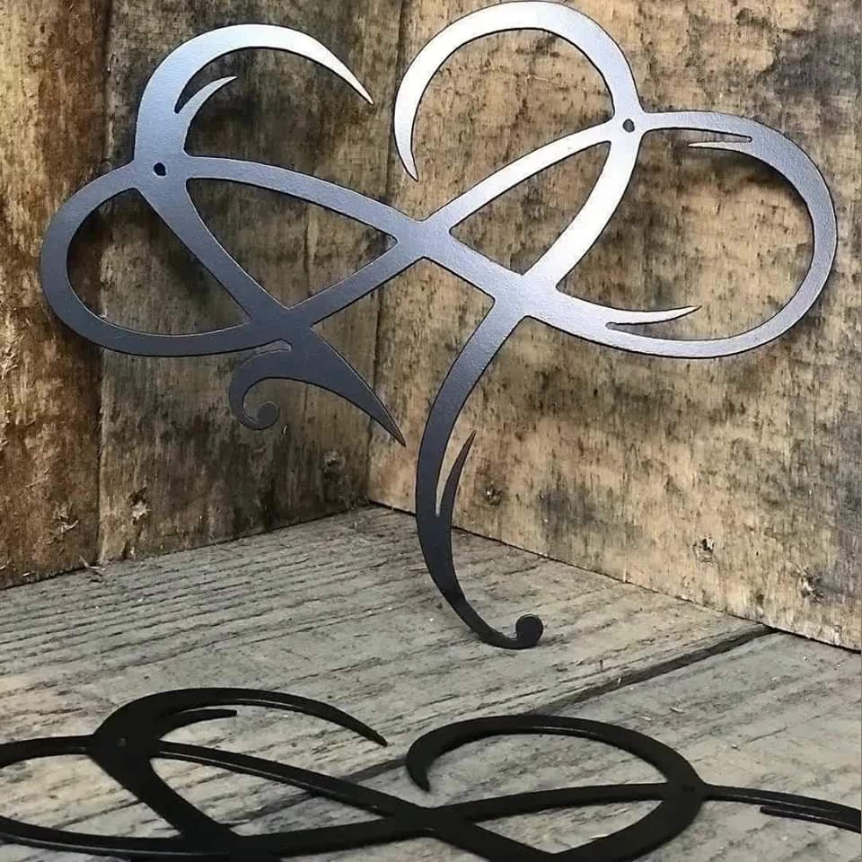 Hjerteformet vægdekoration med uendelighedssymbol - Elegant design