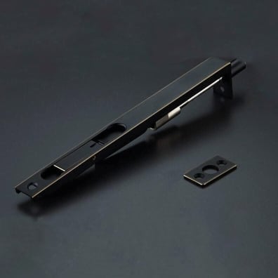 Elegant dörrhandtag i mässing med säkerhetslyftfunktion