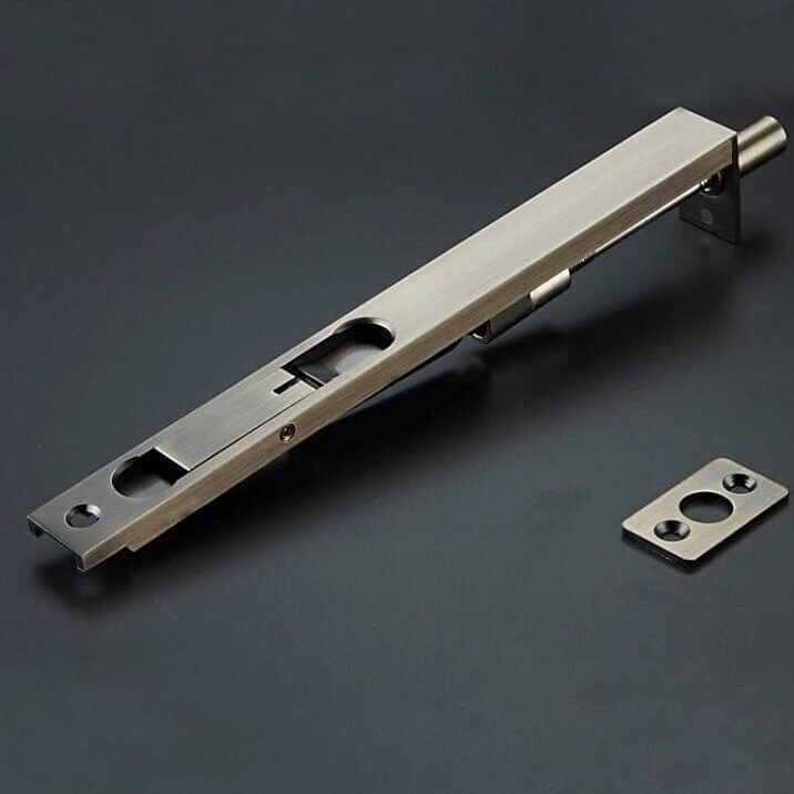 Elegant dörrhandtag i mässing med säkerhetslyftfunktion