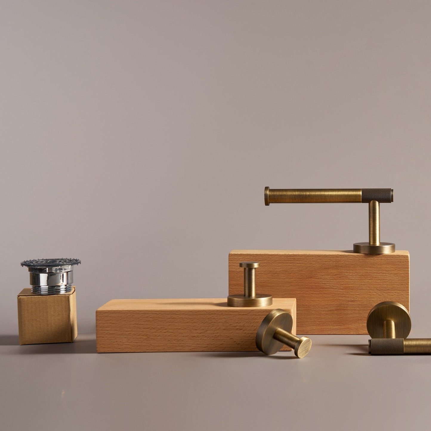 Elegant Messing Toiletpapirholder med Moderne Design