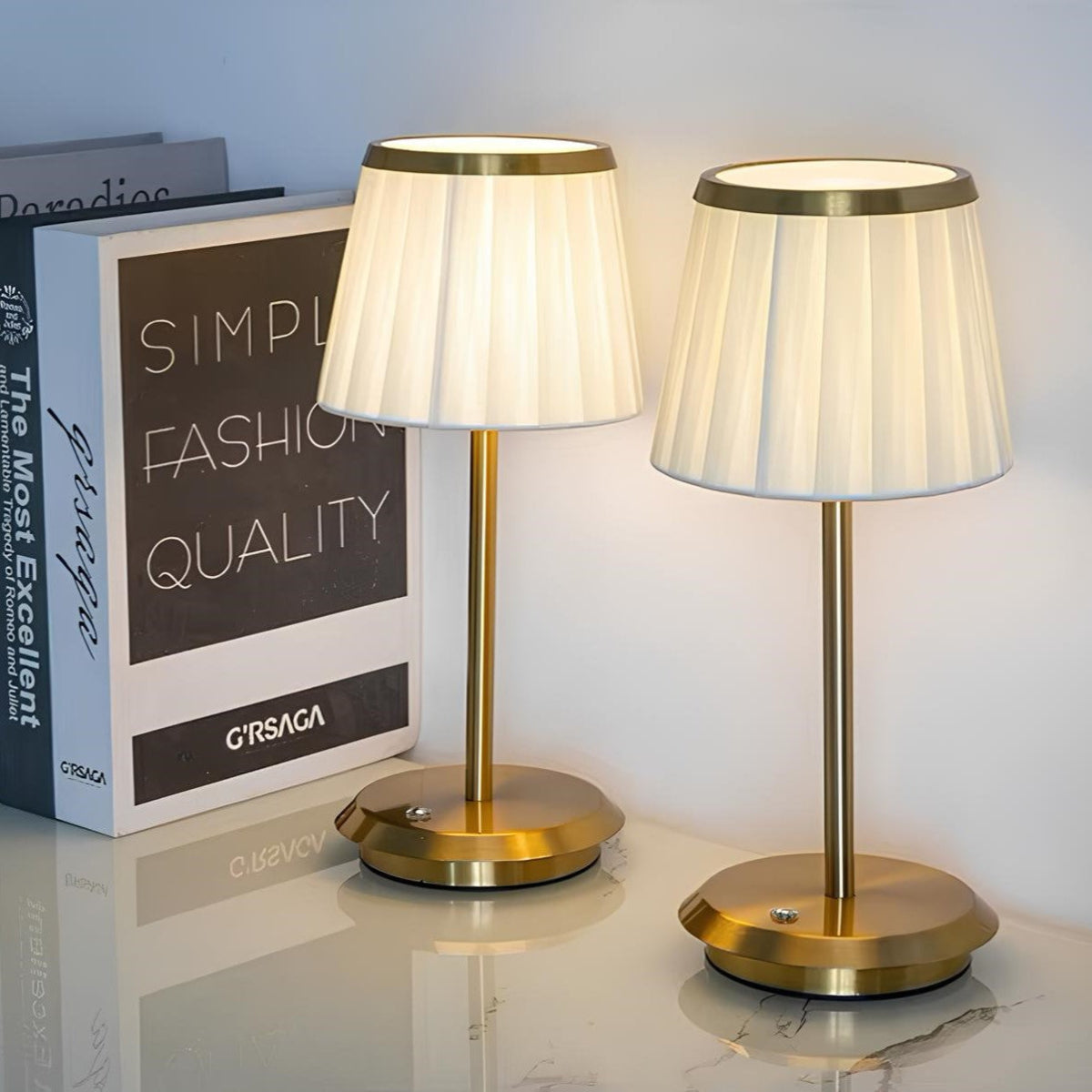 Elegant bordslampa med mjukt ljus för hem och kontor