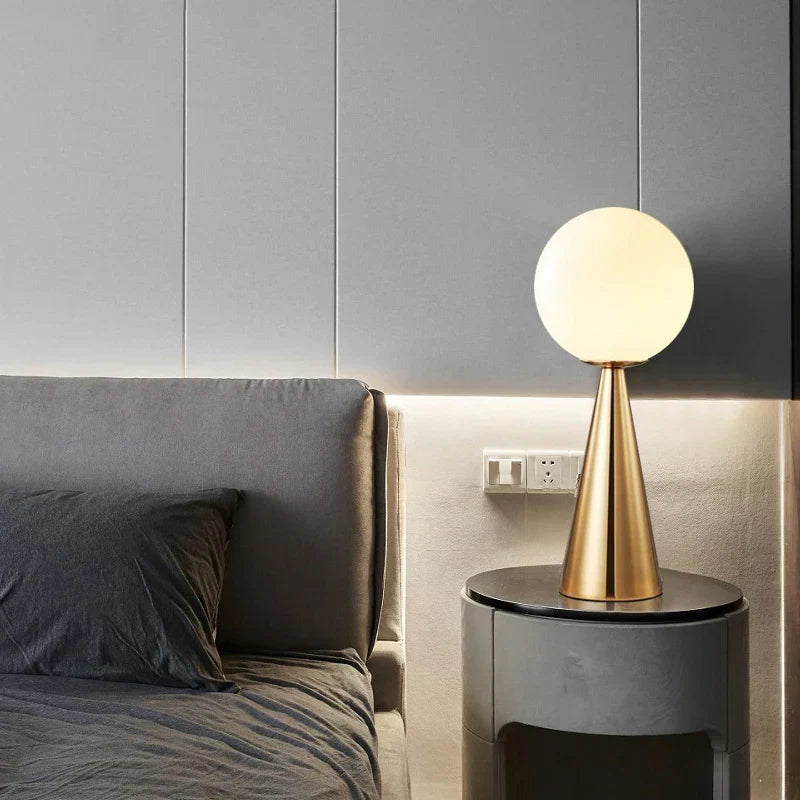 Moderne Kegleformet LED Bordlampe for Luksuriøs Stemning