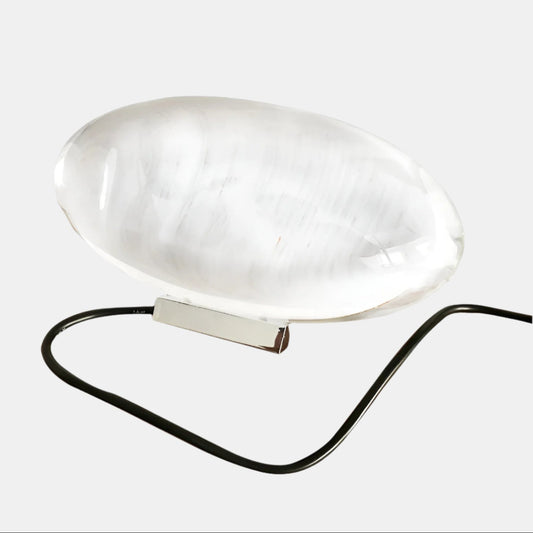 Elegant kristallampa med fängslande ljusreflektioner