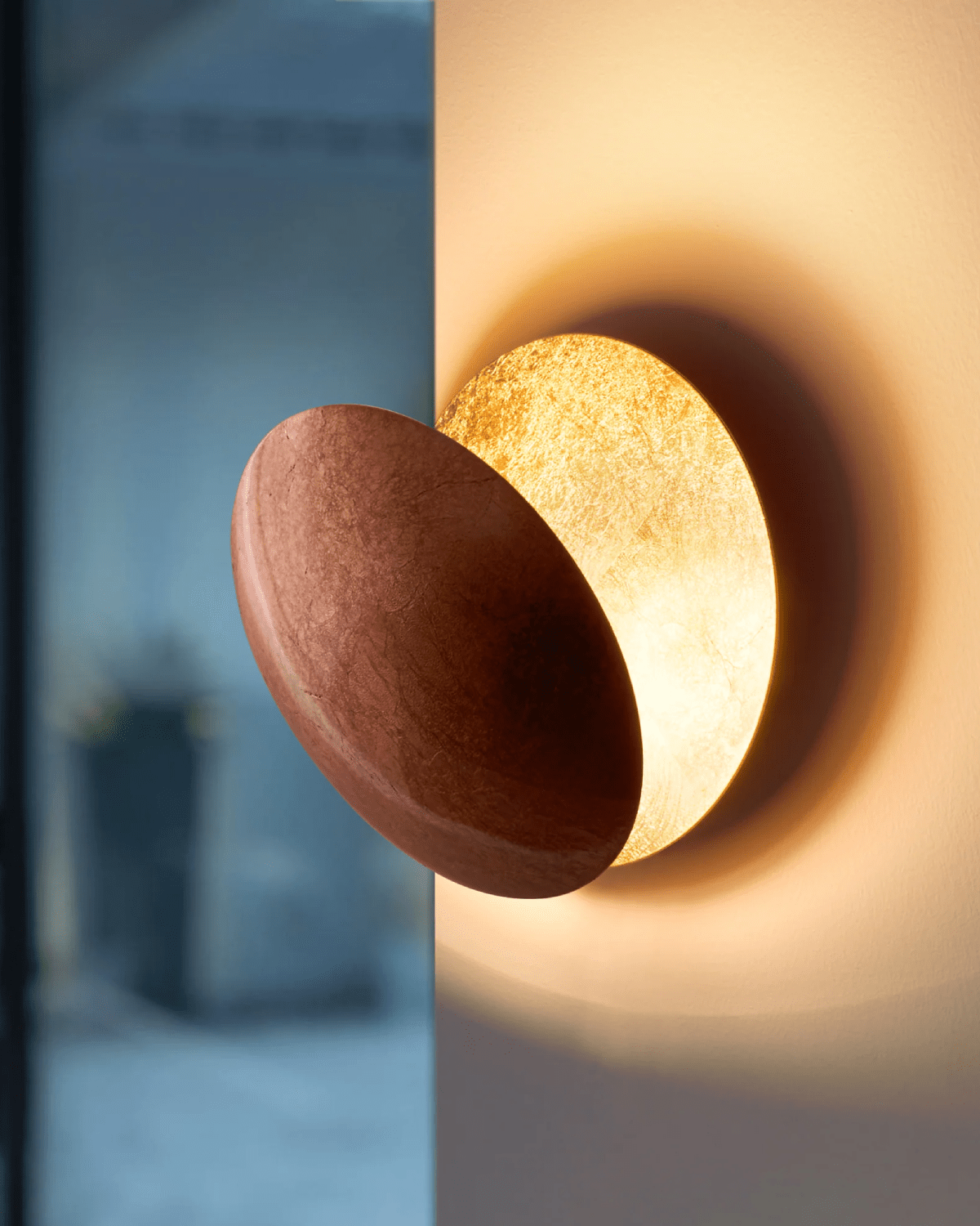 Elegant vägglampa i järn med skulpturell charm och varm belysning