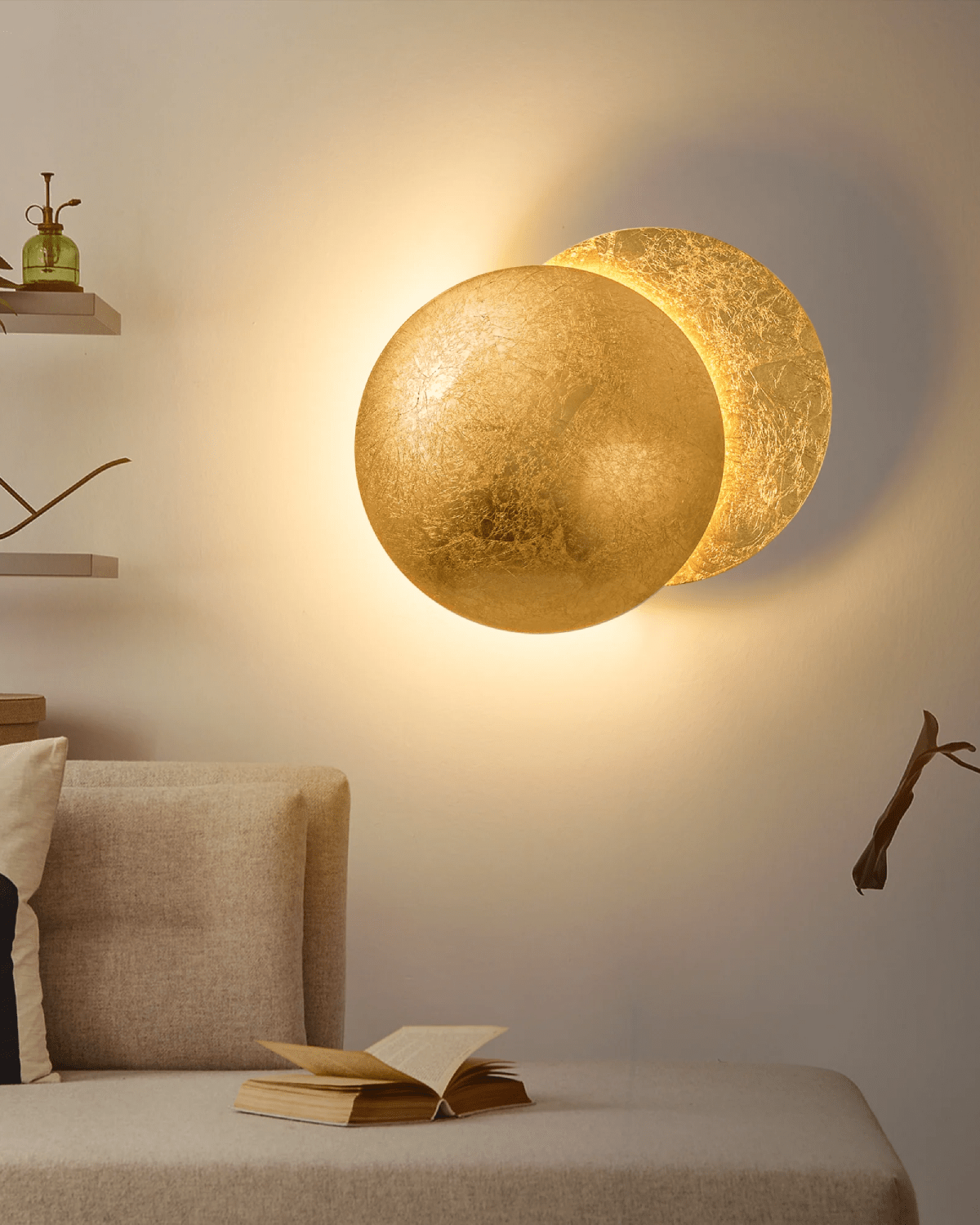 Elegant vägglampa i järn med skulpturell charm och varm belysning