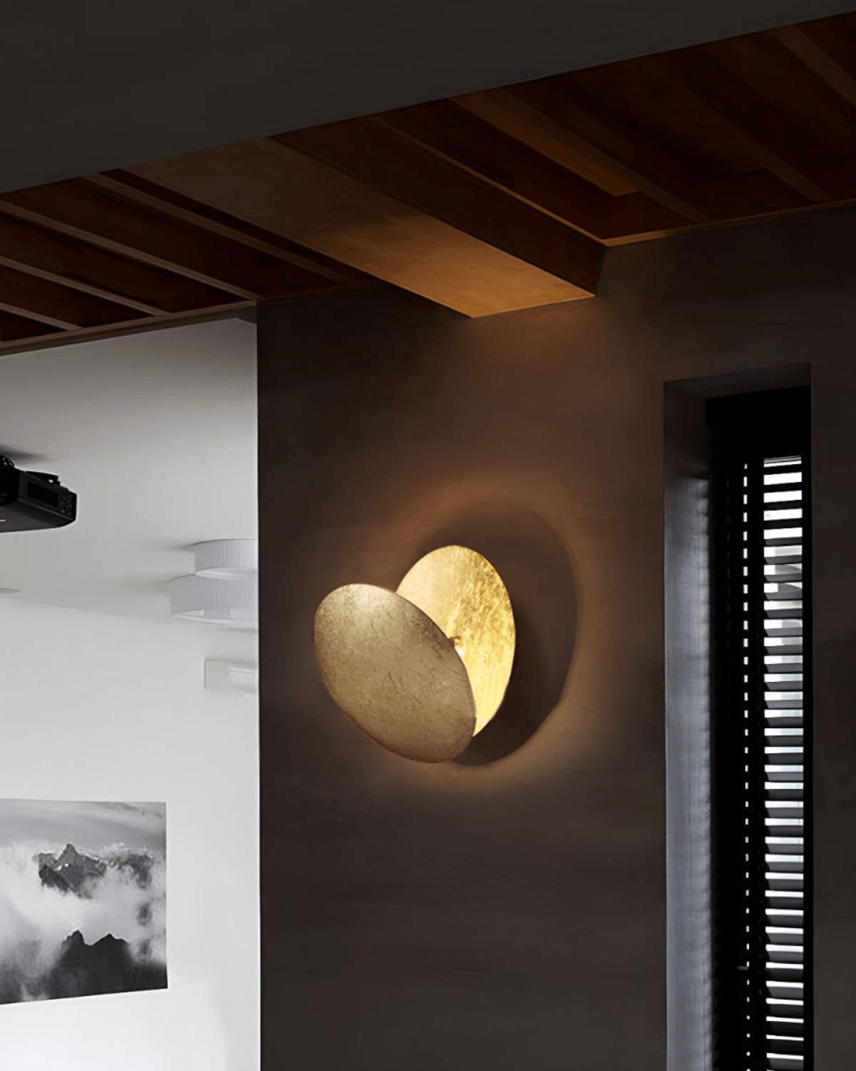 Elegant vägglampa i järn med skulpturell charm och varm belysning