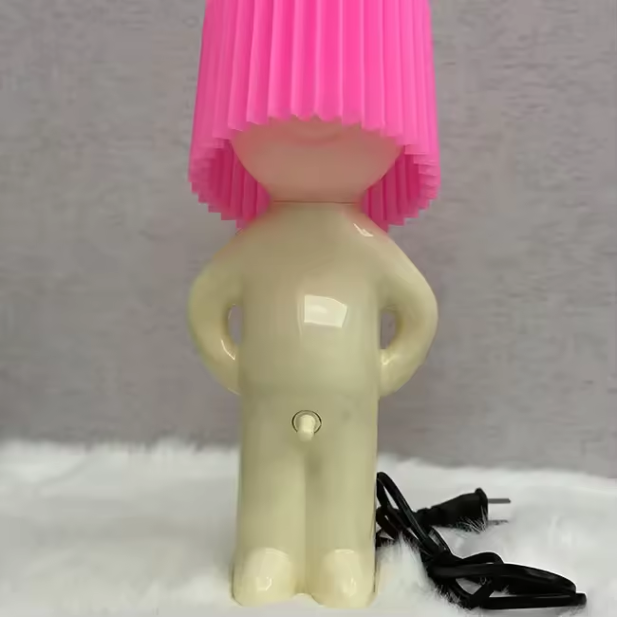Modern bordslampa med lekfull figurdesign