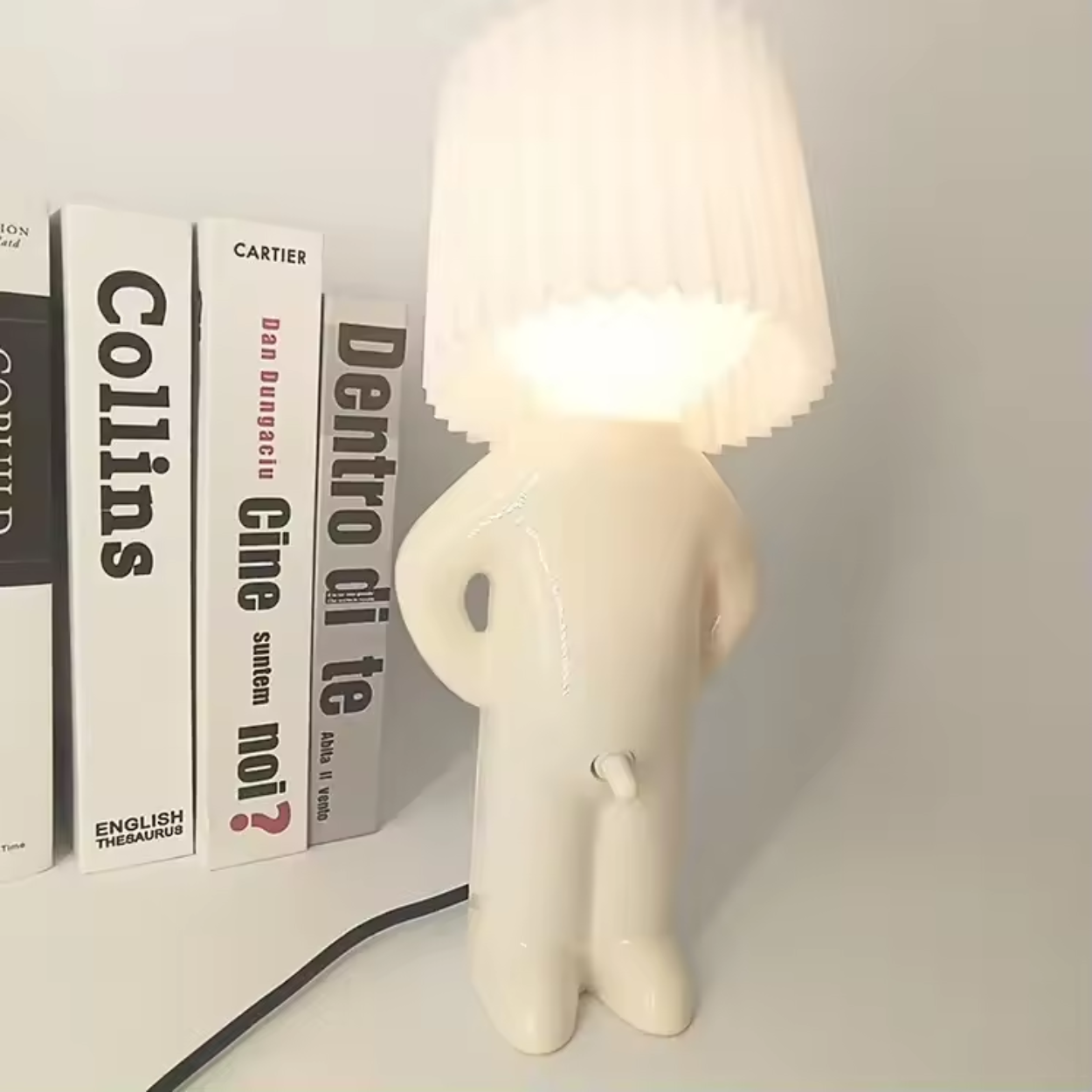 Modern bordslampa med lekfull figurdesign