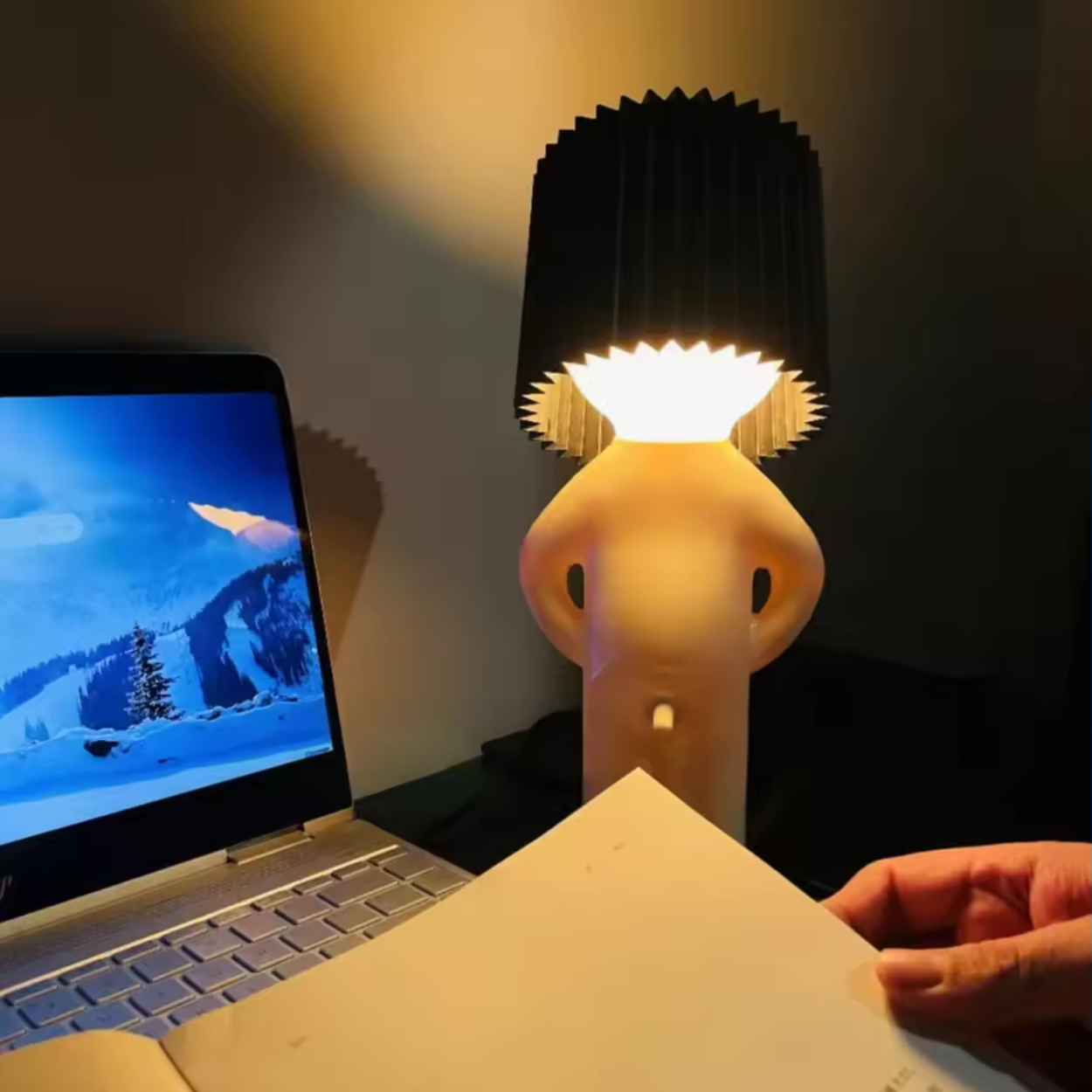 Modern bordslampa med lekfull figurdesign