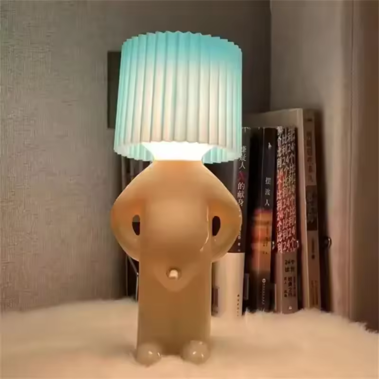 Modern bordslampa med lekfull figurdesign