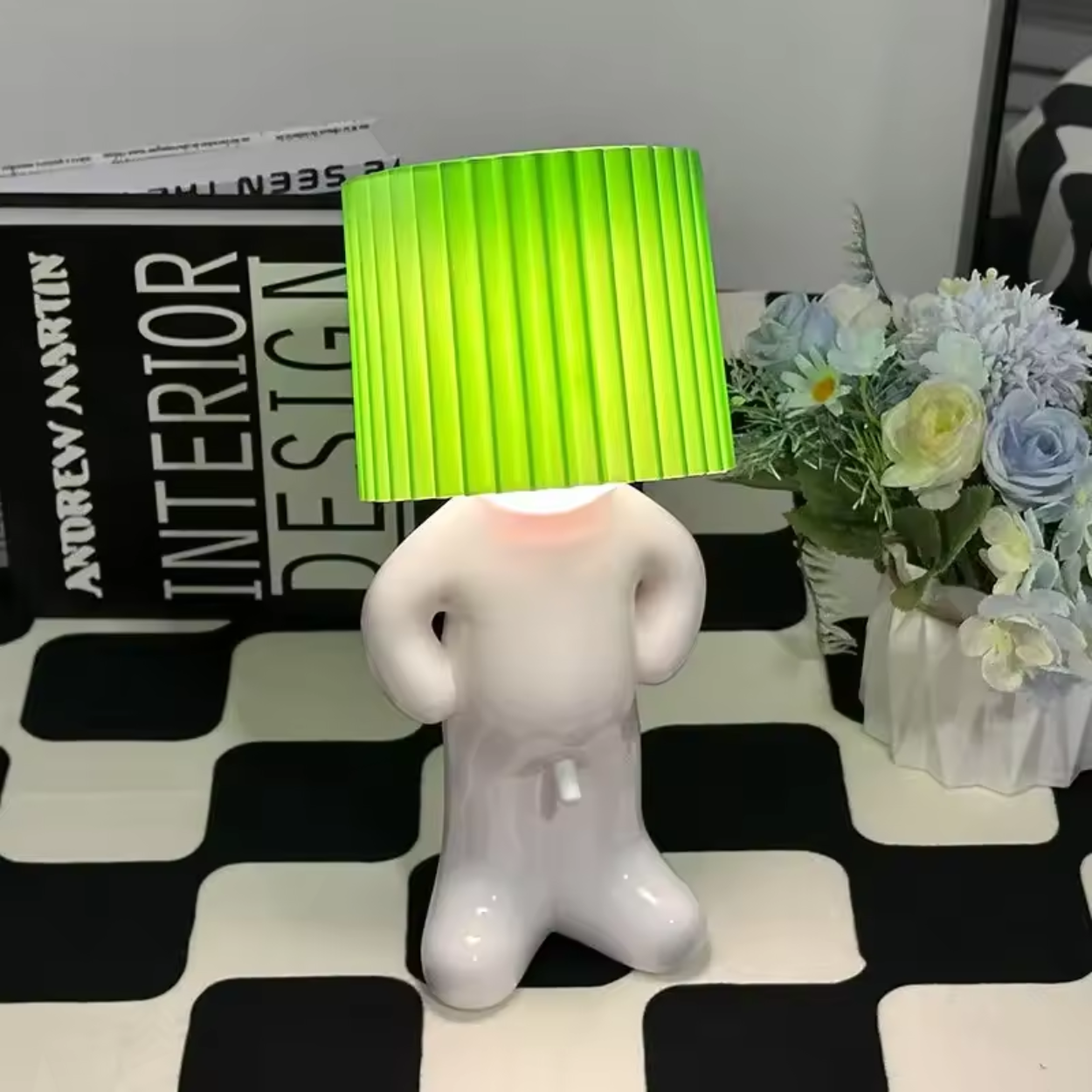 Modern bordslampa med lekfull figurdesign