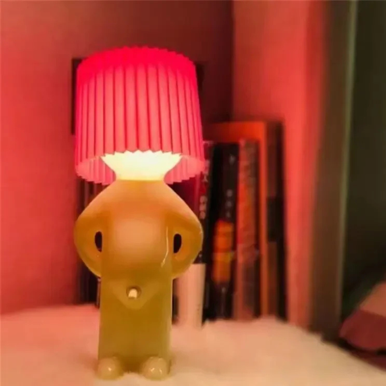 Modern bordslampa med lekfull figurdesign
