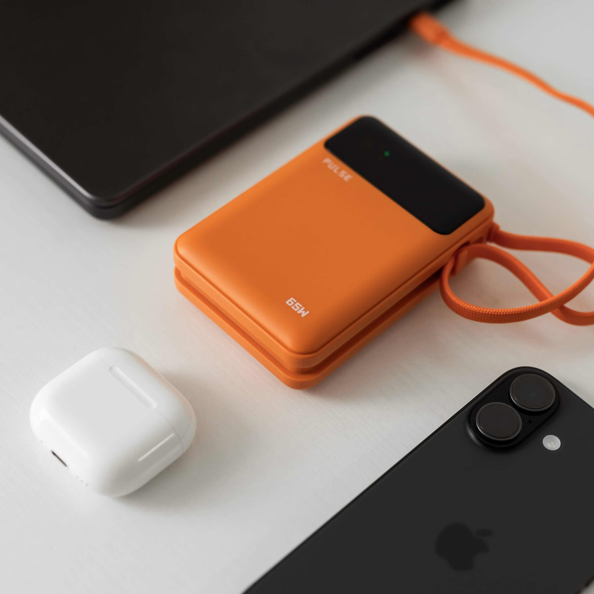 Kompakt 65 W Powerbank til laptop med 20.000 mAh og USB-C-kabel