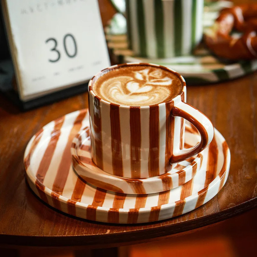 Elegant kaffeset i keramik | Handmålad mugg och tallrik för sofistikerade stunder