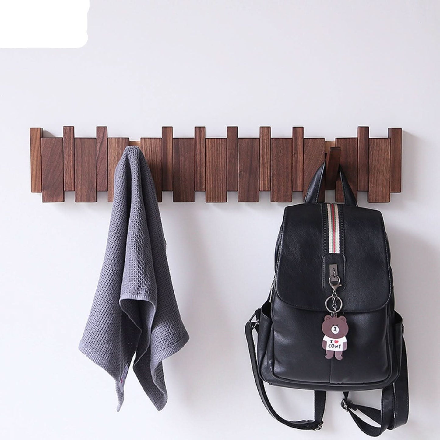 Vikbart väggställ i trä med unik piano-inspirerad design