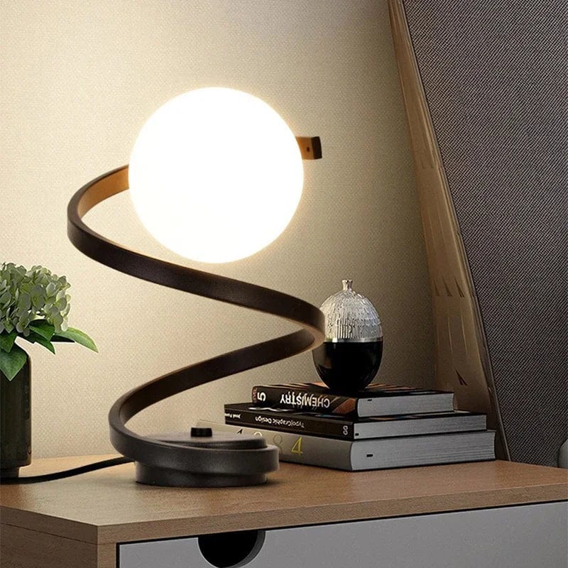 Bordslampa Gyllene Spiral med Konstnärlig Ljusdesign